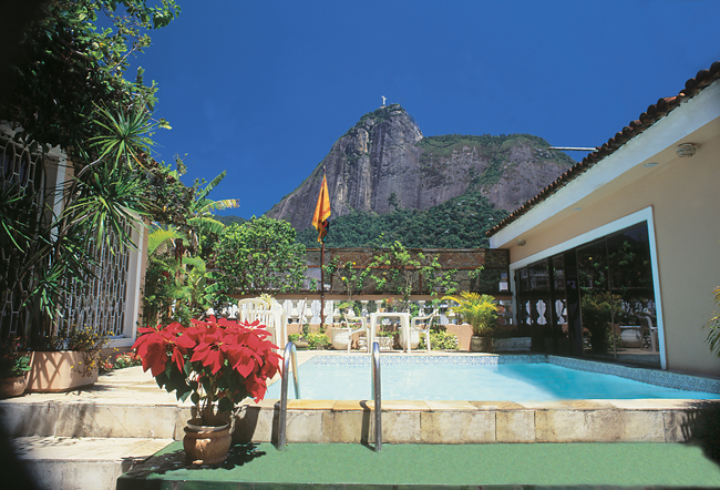 entrada-da-casa-com-piscina-1