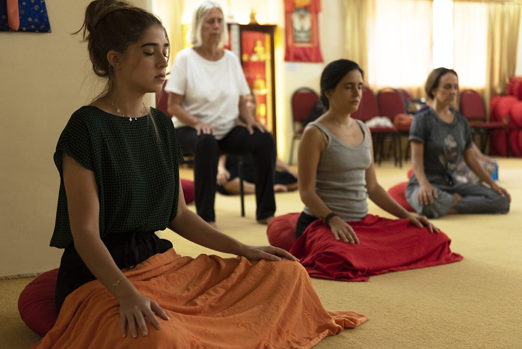 pessoas praticando kum nye yoga