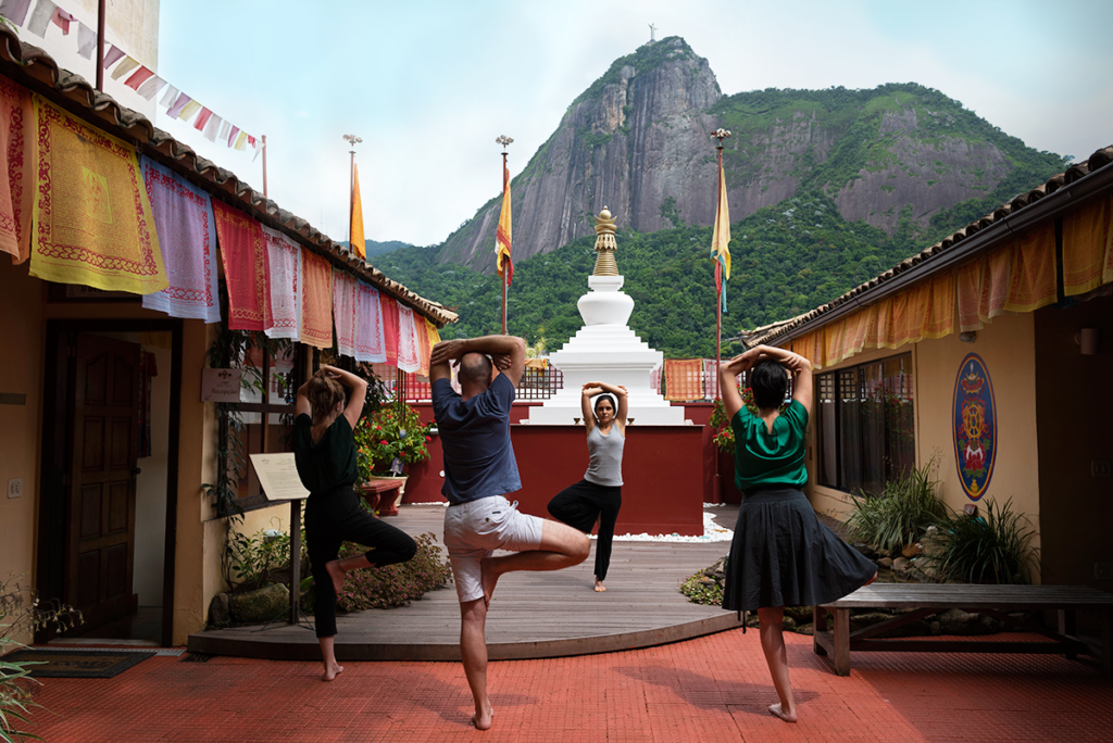 Pessoas praticando Kum Nye Yoga em frente a Stupa, no Centro Nyingma de Budismo Tibetano.